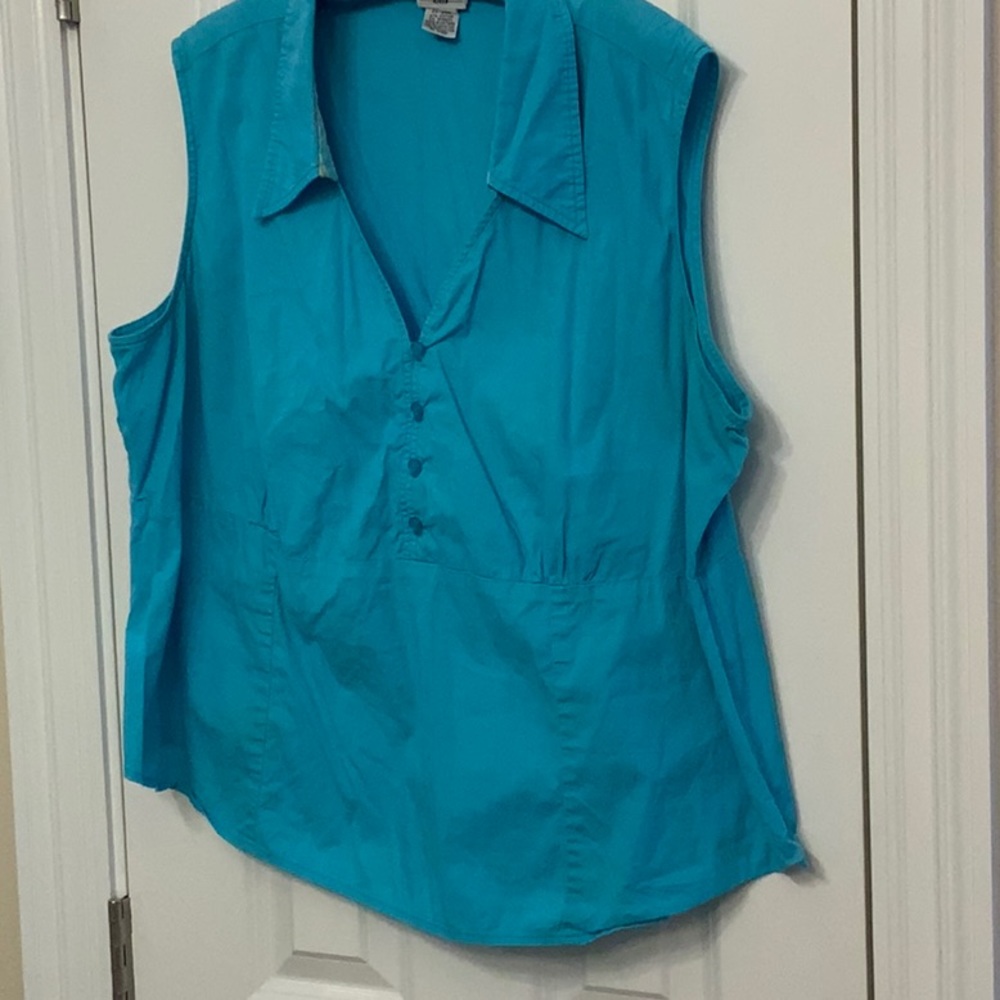 Cute aqua top